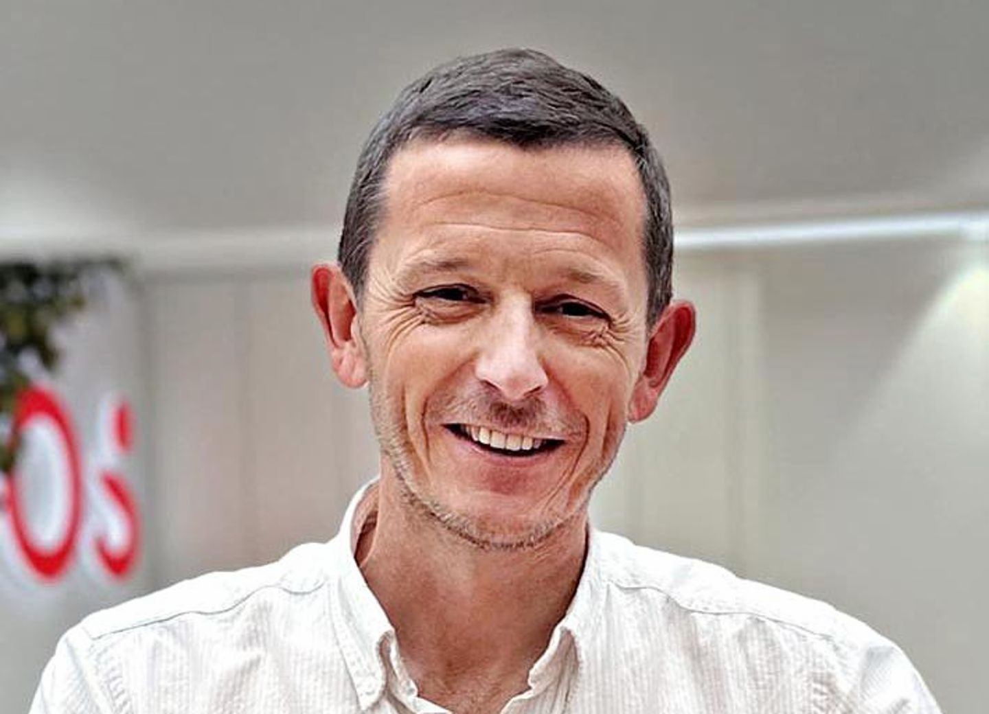 A photo shows González Pedreira, Strategy Project Manager at EOS Spain.