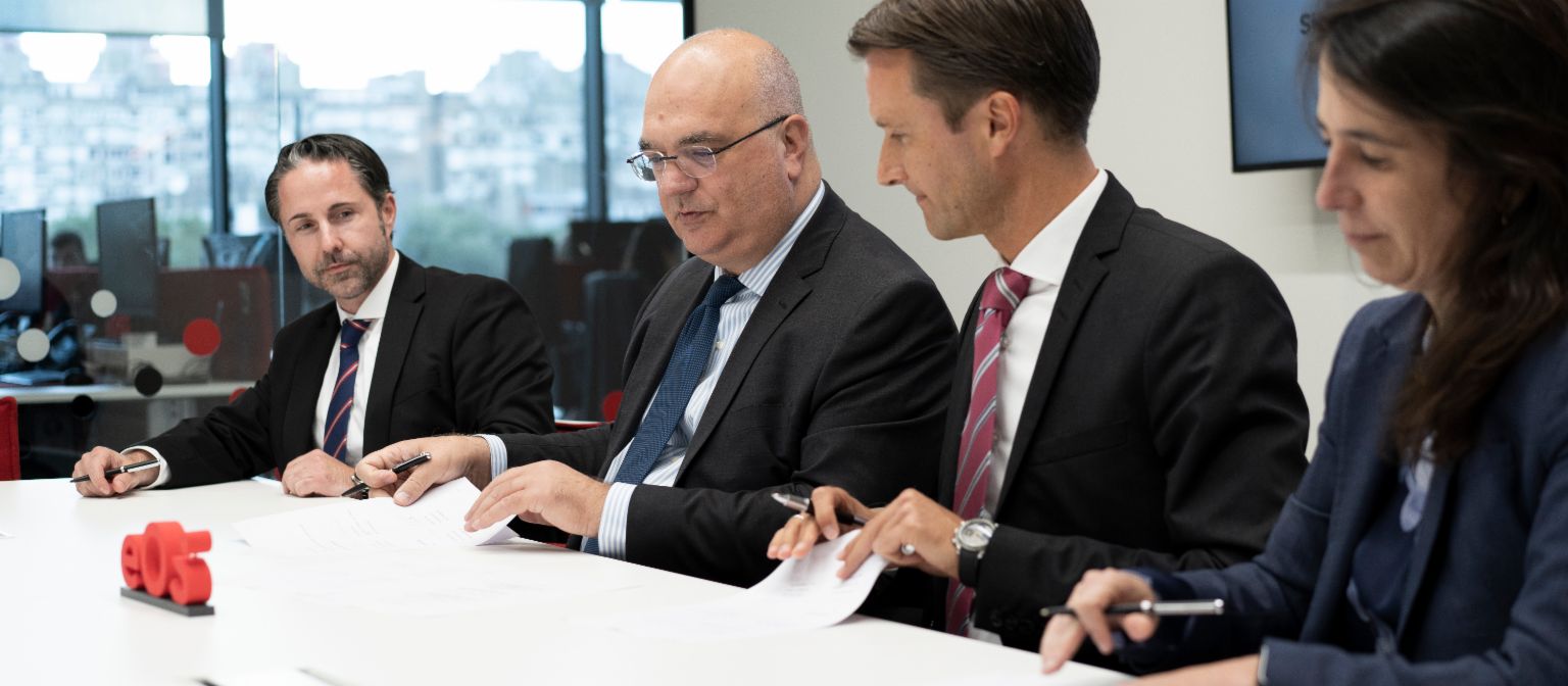 During an official ceremony on September 20, 2022, representatives of IFC and EOS formalized their collaboration on the purchase of NPLs and distressed real estate in Eastern Europe. Marwin Ramcke, Vittorio Di Bello, Carsten Tidow, Ariane Di Iorio 