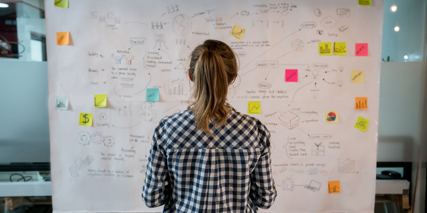 Artificial intelligence meets behavioral economics: Woman looks at an analytical chart.