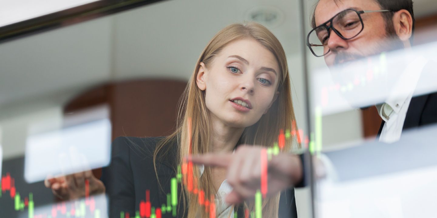 Credit scoring in the online retail segment: Staff evaluating data.