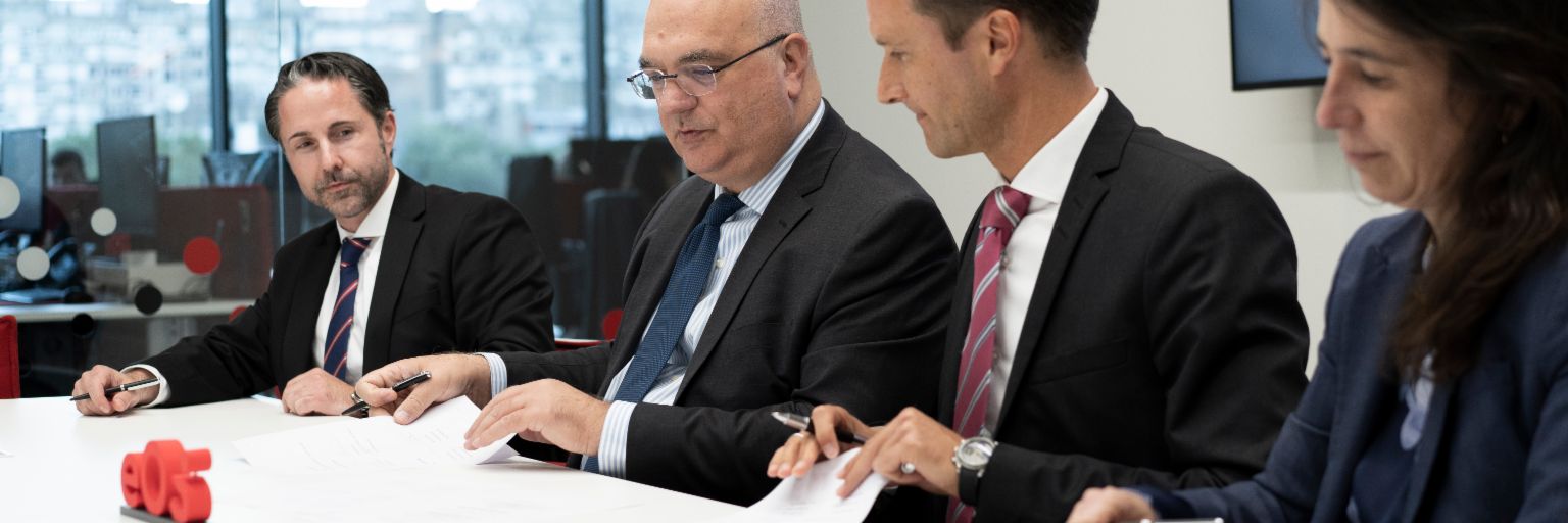 During an official ceremony on September 20, 2022, representatives of IFC and EOS formalized their collaboration on the purchase of NPLs and distressed real estate in Eastern Europe. Marwin Ramcke, Vittorio Di Bello, Carsten Tidow, Ariane Di Iorio 
