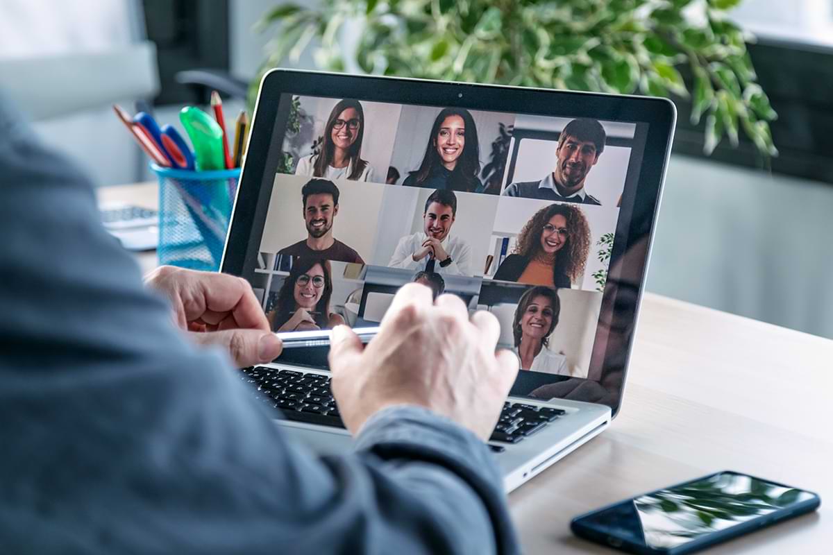 EOS fiscal 2020/21: Staff take part in a video call