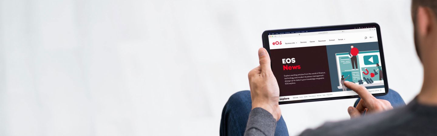 A person holds a tablet on which the EOS Newsroom website is open, providing information on the latest news, online articles and press releases.