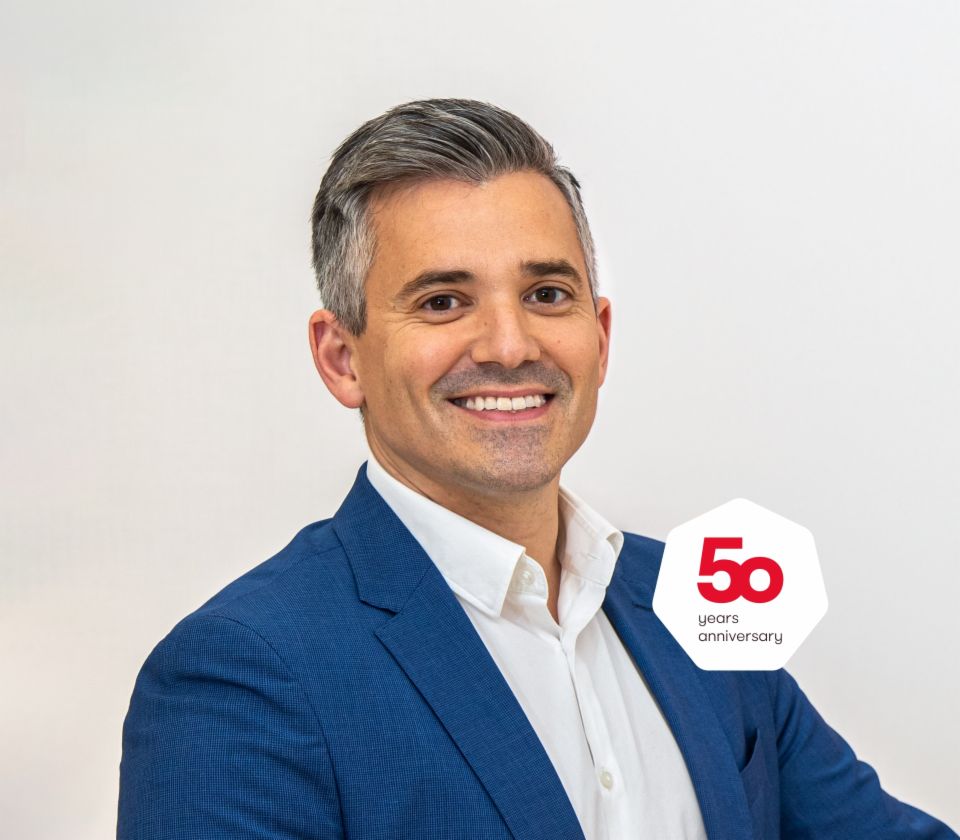 Portrait of Carlos Lorenzo, Managing Director, EOS Spain in front of a bright background 