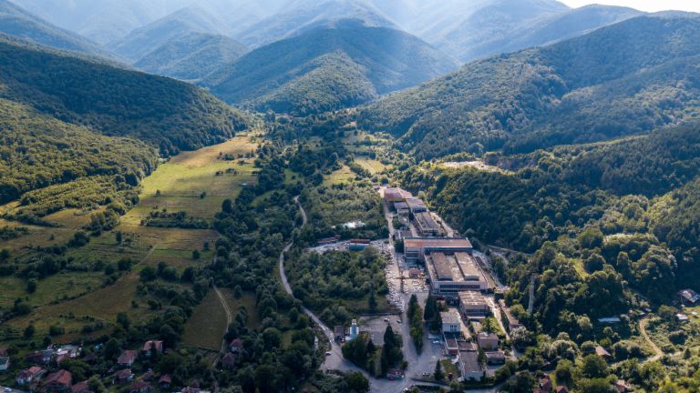 Receivables management: The image shows an aerial view of the marble factory in Berkovitsa, surrounded by many trees in a valley. Due to EOS's commitment, the traditional company was preserved.