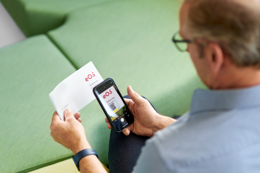 Fair debt collection: A defaulting consumer processes his payment easily and anonymously by smartphone.