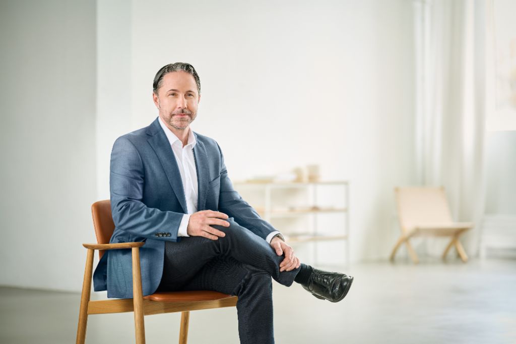 Portrait of Marwin Ramcke, Chairman of the EOS Group's Board of Directors in a bright room wearing a dark blazer 