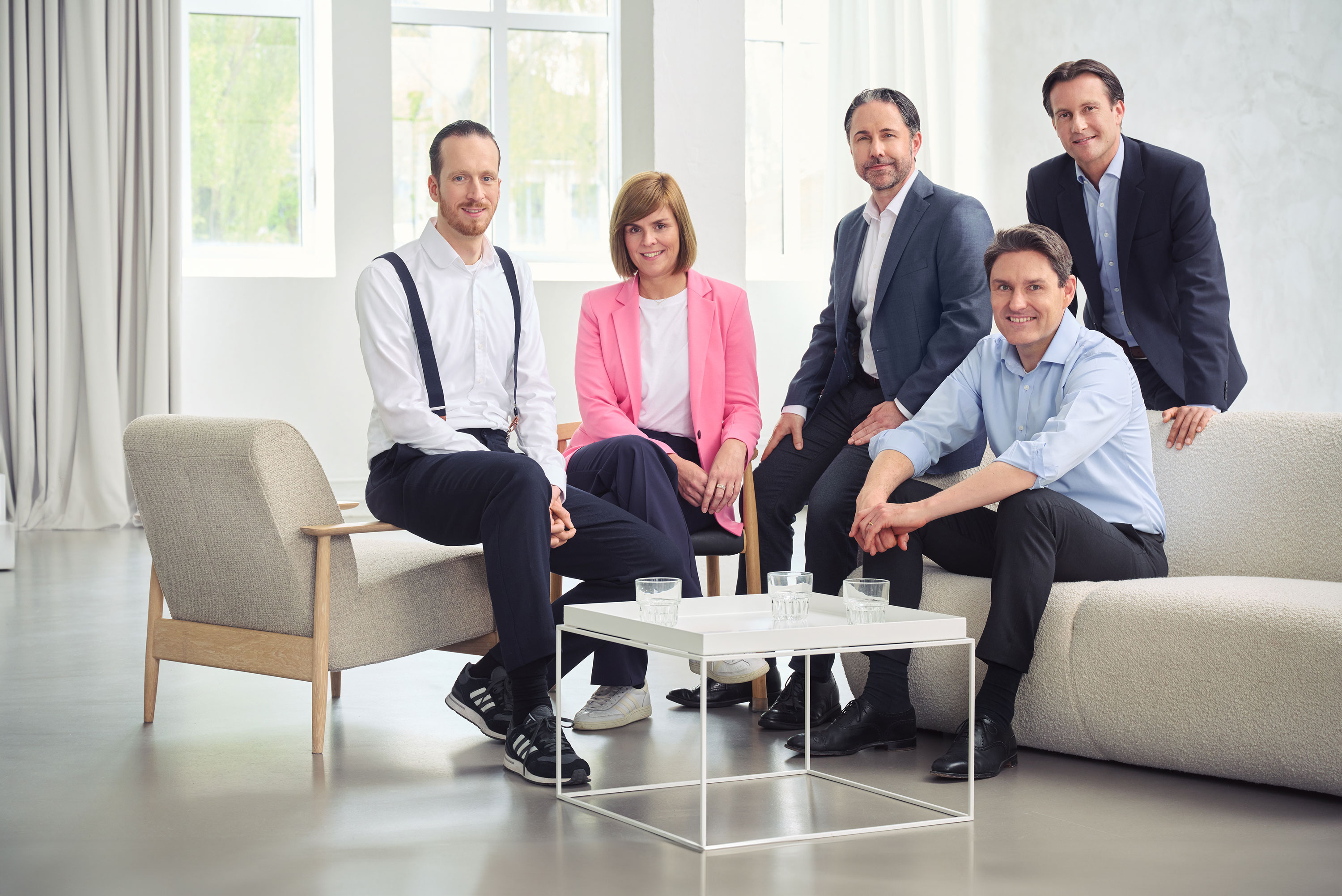 EOS Group Board of Directors (from left to right: Sebastian Pollmer, Dr. Eva Griewel, Marwin Ramcke, Dr. Stephan Ohlmeyer, Carsten Tidow), in in a bright room looking straight at the camera